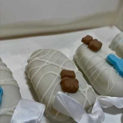 White boy cakesicles with teddy bear toppers