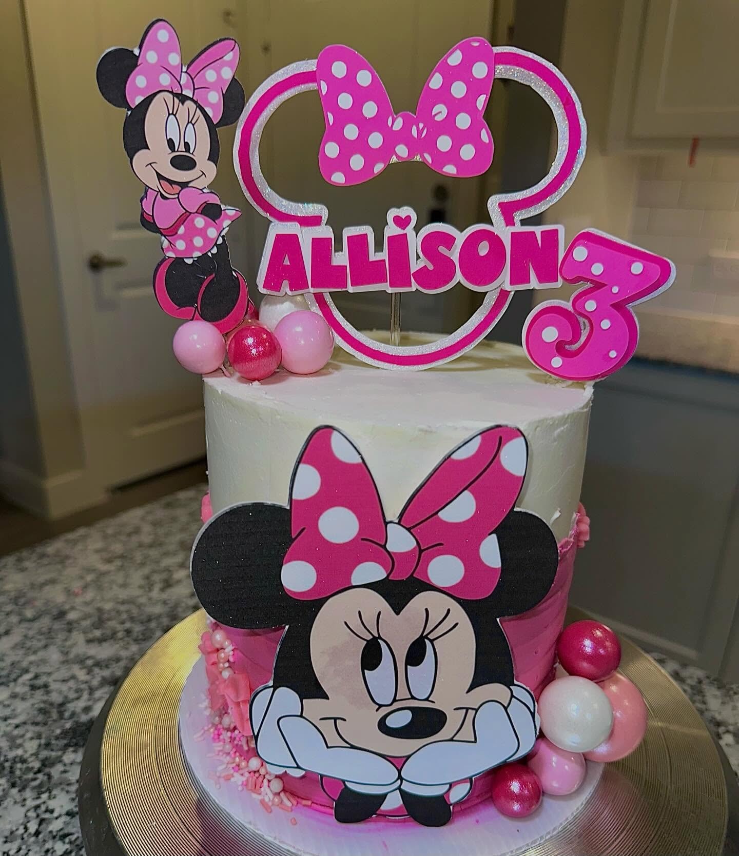 Minnie Mouse birthday cake with pink polka dot decorations