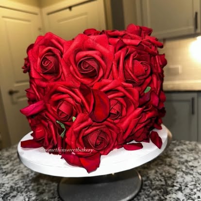 Red rose heart shaped birthday cake