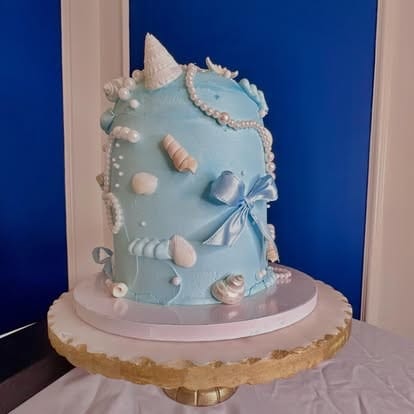 Ocean themed wedding cake with blue seashells